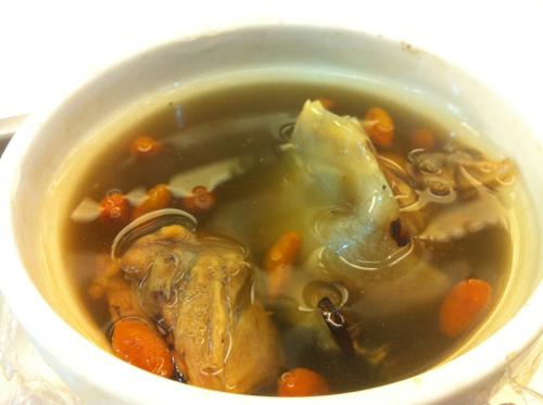 華西街夜市の亜州鼈専門店で食べたスッポンスープ